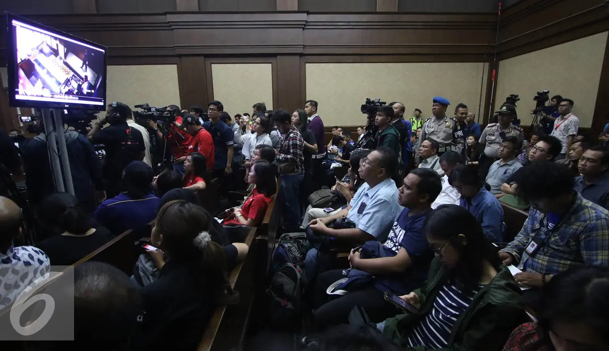 Barang bukti rekaman CCTV di putarkan saat persidangan lanjutan kasus pembunuhan Wayan Mirna Salihin di PN Jakarta Pusat, Kamis (21/7). (Liputan6.com/Immanuel Antonius)