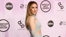 <p>Penyanyi sekaligus penulis lagu asal Inggris, Ellie Goulding tiba pada acara American Music Awards 2022 di Microsoft Theater, Los Angeles, California, Amerika Serikat, 20 November 2022. Anting-anting berlian membingkai wajahnya di mana dia memakai riasan wajah penuh. (Frazer Harrison/Getty Images/AFP)</p>