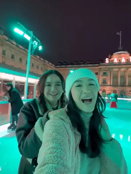 Dibantu sahabatnya Shabrina Luna, Syifa Hadju berhasil menaklukkan skating park dengan melaju ke tengah [@syifahadju]