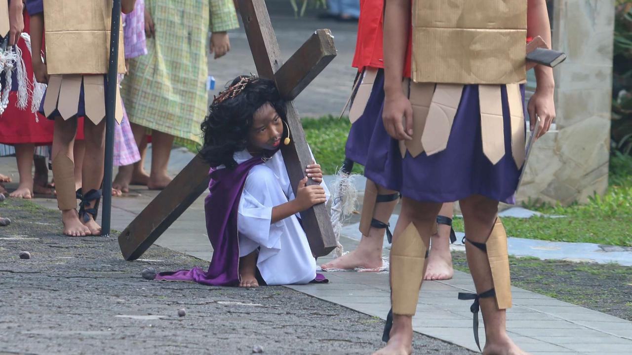 Anak-anak tampilkan drama penyaliban Yesus Kristus saat peringati Jumat Agung