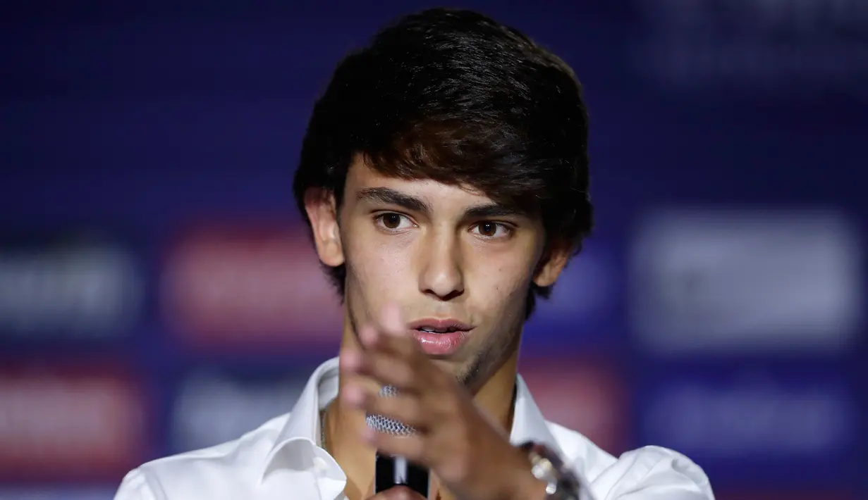 Gelandang Atletico Madrid, Joao Felix memberikan ketarangan kepada awak media saat perkenalan dirinya di Stadion Wanda Metropolitano, Madrid (8/7/2019). Joao Felix akan memakai nomor punggung 7 yang sebelumnya dipakai oleh Antoine Griezmann. (AP Photo/Manu Fernandez)