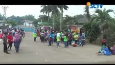 Sekitar seribu buruh PT G-Texvia International berdemo di depan pabrik mereka di Desa Karang Mukti, Cipeundeuy, Subang, Jawa Barat.