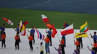 Dalam sejarah SEA Games, kejadian bendera Indonesia dipasang terbalik bukan kali pertama terjadi saat pembukaan SEA Games 2023 Kamboja. Pada SEA Games 2017 saat Malaysia menjadi tuan rumah insiden serupa juga terjadi meski berbeda bentuk kesalahannya. (Bola.com/Abdul Aziz)