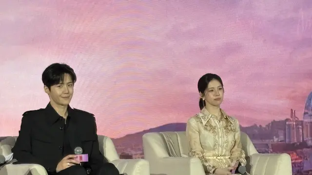 Kim Seon-ho dan Go Young Jung dalam drama terbarunya di  Can This Love Be Translated. [Anisha/Fimela]