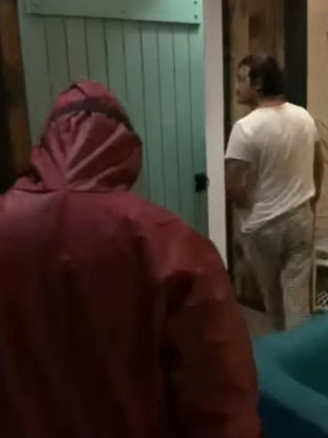 Tidak Melawan dan Kooperatif, Ini 5 Potret Penangkapan Dwi Sasono di Rumahnya