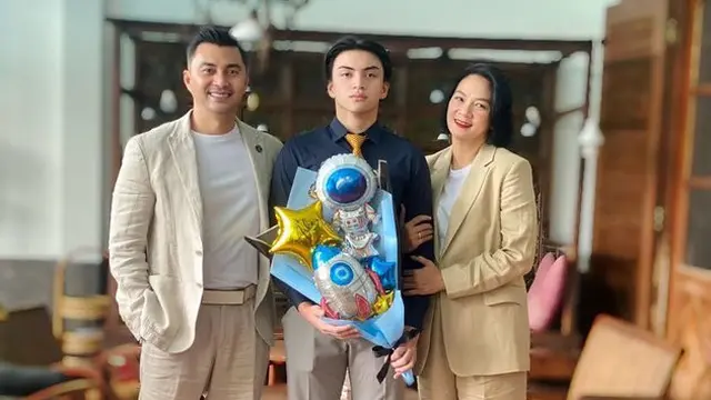 6 Momen Wisuda Arka Anak Anjasmara dan Dian Nitami, Dapat Kado Bantal Anime