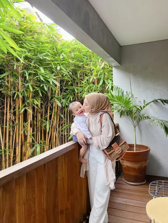 Celana putih jadi kombinasi sempurna untuk outfit nuansa warna bumi. Lihat saja OOTD Kesha Ratuliu satu ini. [Foto: IG/kesharatuliu05].