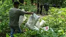 Pekerja membawa bagian tubuh korban saat pemakaman massal para korban banjir bandang mematikan di Devghat, Distrik Chitwan, Nepal,  Minggu, 30 Agustus 2026. (AFP/ Prakash Mathema)