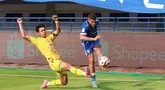 Persib Bandung berhasil menyabet kemenangan dalam laga lanjutan BRI Super League 2025/2026 saat menjamu Persebaya Surabaya di Stadion Gelora Bandung Lautan Api, Bandung, Jumat (12/09/2025). (Bola.com/Erwin Snaz)
