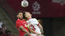Penyerang Polandia Krzysztof Piatek berebut bola dengan gelandang Turki Hakan Calhanoglu dalam laga uji coba internasional terakhir jelang Euro 2024 di National stadium, Warsaw, Selasa (11/6/2024). (AP Photo/Czarek Sokolowski)