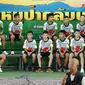 12 anak laki-laki dan pelatih sepak bola mereka, yang diselamatkan dari gua banjir di Thailand muncul di depan umum untuk pertama kalinya sejak keluar dari rumah sakit di Chiang Rai, Rabu (18/7). Mereka menceritakan pengalaman mereka. (AP/Vincent Thian)