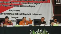 Di hadapan ratusan mahasiswa Universitas Sam Ratulangi, Manado, Sulawesi Utara, 8 Desember 2016, Wakil Ketua MPR E.E. Mangindaan mengungkapkan tantangan kebangsaan yang muncul.
