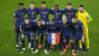 Timnas Prancis berfoto sebelum dimulainya laga final Piala Dunia 2022 menghadapi Timnas Argentina di Lusail Stadium, Lusail, Qatar, Minggu (18/12/2022) malam WIB. (AP Photo/Hassan Ammar)