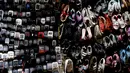 Sepatu dan ponsel bekas diperdagangkan saat krisis melanda Venezuela di Caracas, Rabu (20/3). (AP Photo/Natacha Pisarenko)