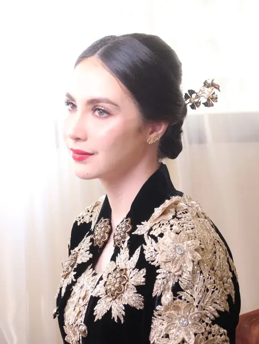 Momen lainnya, Arumi tampil anggun dengan gaya rambut sanggul tanpa poni. Penampilannya dipermanis dengan tusuk konde emas. [@arumibachsin_94]