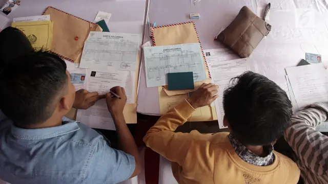 Sejumlah anak-anak membuat Paspor di Festival Imigrasi