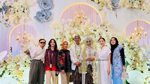 Potret Melly Goeslaw Pakai Siger Sunda di Wedding Anniversary 30 Tahun