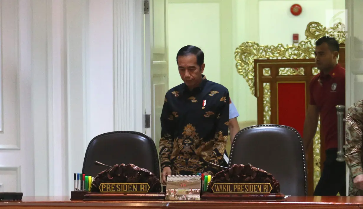 Presiden Joko Widodo atau Jokowi bersiap memimpin rapat terbatas (ratas) di Kantor Presiden, Jakarta, Rabu (7/11). Jokowi meminta masukan terkait pelaksanaan penyediaan rumah bagi Aparatur Sipil Negara (ASN), TNI, dan Polri. (Liputan6.com/Angga Yuniar)