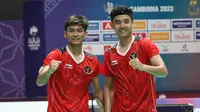 Ganda putra Indonesia, Muhammad Shohibul Fikri/Bagas Maulana berpose setelah mengalahkan ganda putra Malaysia, Beh Chun Meng/Goh Boon Zhe pada laga final bulu tangkis beregu putra SEA Games 2023 di Morodok Techo National Stadium Badminton Hall, Phnom Penh, Kamboja, Kamis (11/5/2023). Muhammad Shohibul Fikri/Bagas Maulana menang dua game langsung 21-12, 22-20. Tim bulu tangkis Indonesia merebut medali emas setelah menang 3-1 atas Malaysia. (Bola.com/Abdul Aziz)