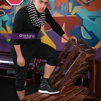 Irfan Hakim. (Fotografer: Deki Prayoga, Styled By: Indah Wulansari, DI: Muhammad Iqbal Nurfajri/Bintang.com)