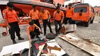 Petugas Basarnas Palu memperlihatkan sejumlah serpihan yang diduga milik Pesawat AirAsia di halaman kantor Basarnas, Sulawesi Tengah, Rabu (4/2/2015). (Liputan6.com/Dio Pratama)