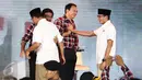 Pasangan Ahok-Djarot bersalaman dengan Anies-Sandi usai Debat Cagub DKI Jakarta putaran ketiga di Hotel Bidakara, Jakarta, Jumat (10/2). Tema debat ke-3 terkait masalah kependudukan dan peningkatan kualitas hidup masyarakat.(Liputan6.com/Faizal Fanani)