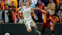 Pemain Real Madrid Toni Kroos (kiri) duel dengan pemain Galatasaray Mariano Ferreira saat bertanding pada laga Liga Champions di Istanbul, Turki, Selasa (22/10/2019). Real Madrid mengalahkan Galatasaray lewat gol tunggal Toni Kroos. (AP Photo)