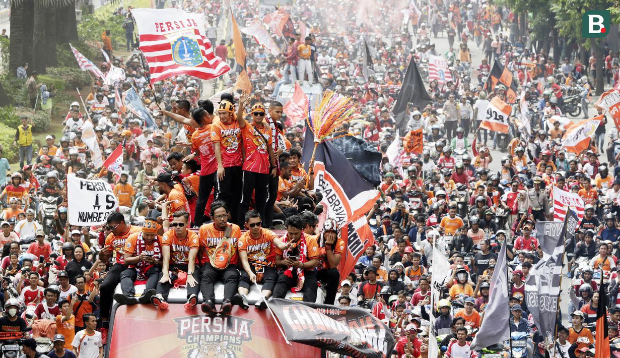 The Jakmania merupakan kelompok suporter klub sepak bola Persija Jakarta. Fans fanatik yang berbasis di ibu kota ini didirikan secara resmi pada 19 Desember 1997. (Bola.com/ M Iqbal Ichsan)