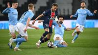 Neymar dikeroyok pemain Manchester City. PSG kandas dengan skor 1-2 pada leg 1 semifinal Liga Champions. (Anne-Christine POUJOULAT / AFP)