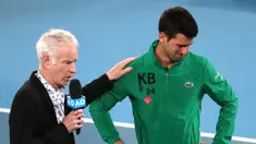 Reaksi Novak Djokovic saat diwawancarai tentang kematian Kobe Bryant usai mengalahkan Milos Raonic pada perempat final Australia Terbuka di Melbourne, Selasa (28/1/2020). Djokovic mengenakan jaket dengan inisial dan nomor punggung Kobe Bryant untuk menghormati temannya itu. (AP Photo/Dita Alangkara)