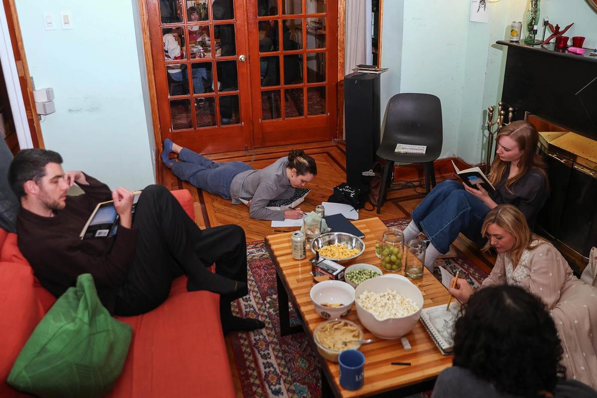 FOTO: Gerakan Melepas Ponsel Mulai Tumbuh di Kalangan Generasi Muda