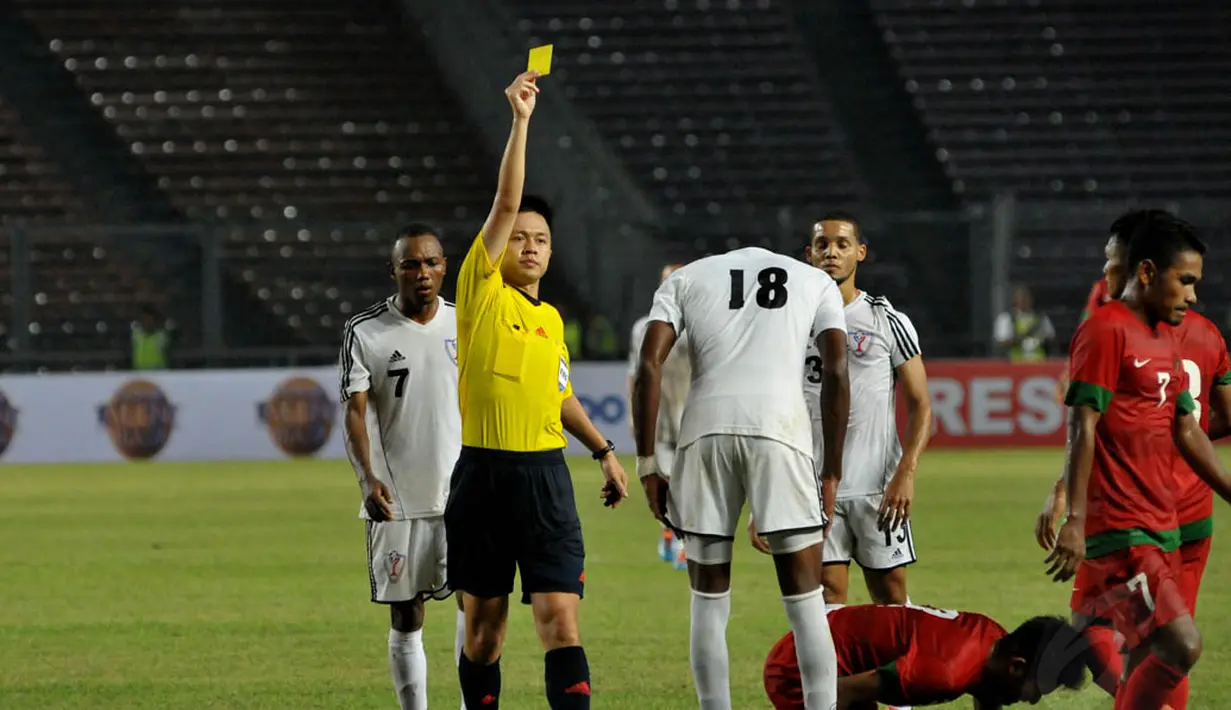Hansley Alexander Martinez Garcia (Republik Dominika) mendapatkan kartu kuning akibat melakukan pelanggaran keras terhadap pemain Indonesia di Stadion GBK, Kamis (15/5/14). (Liputan6.com/Andrian M Tunay)