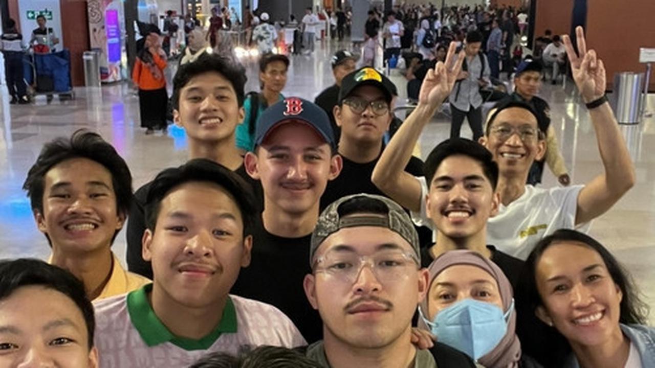 Sebelum berangkat, Abe mengabadikan momen istimewa bersama keluarga dan sahabat-sahabatnya.&nbsp;