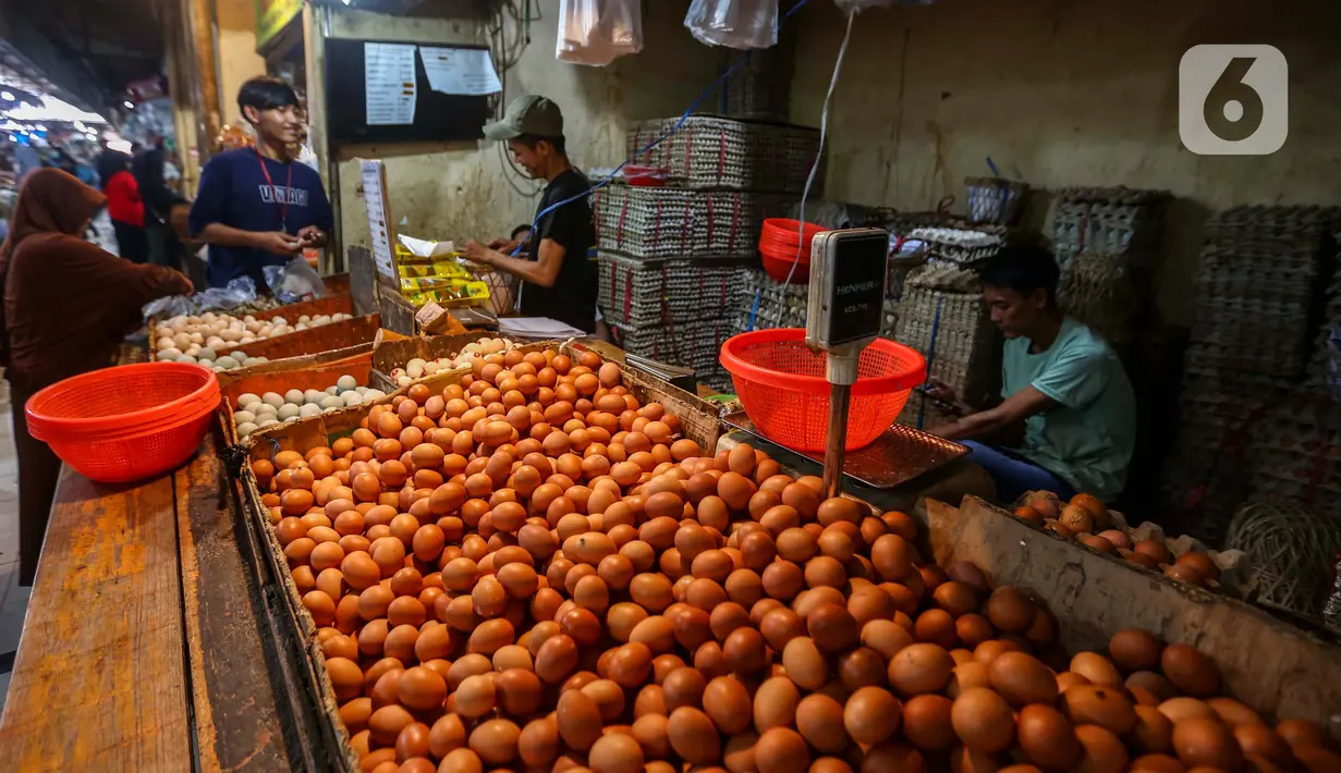Telur ayam ras juga mengalami kenaikan sebesar 0,26% atau harga rata-rata di pasaran Rp31.050/kg, serta minyak goreng kemasan sederhana Rp17.910/liter atau naik 0,39%.(Liputan6.com/Angga Yuniar)