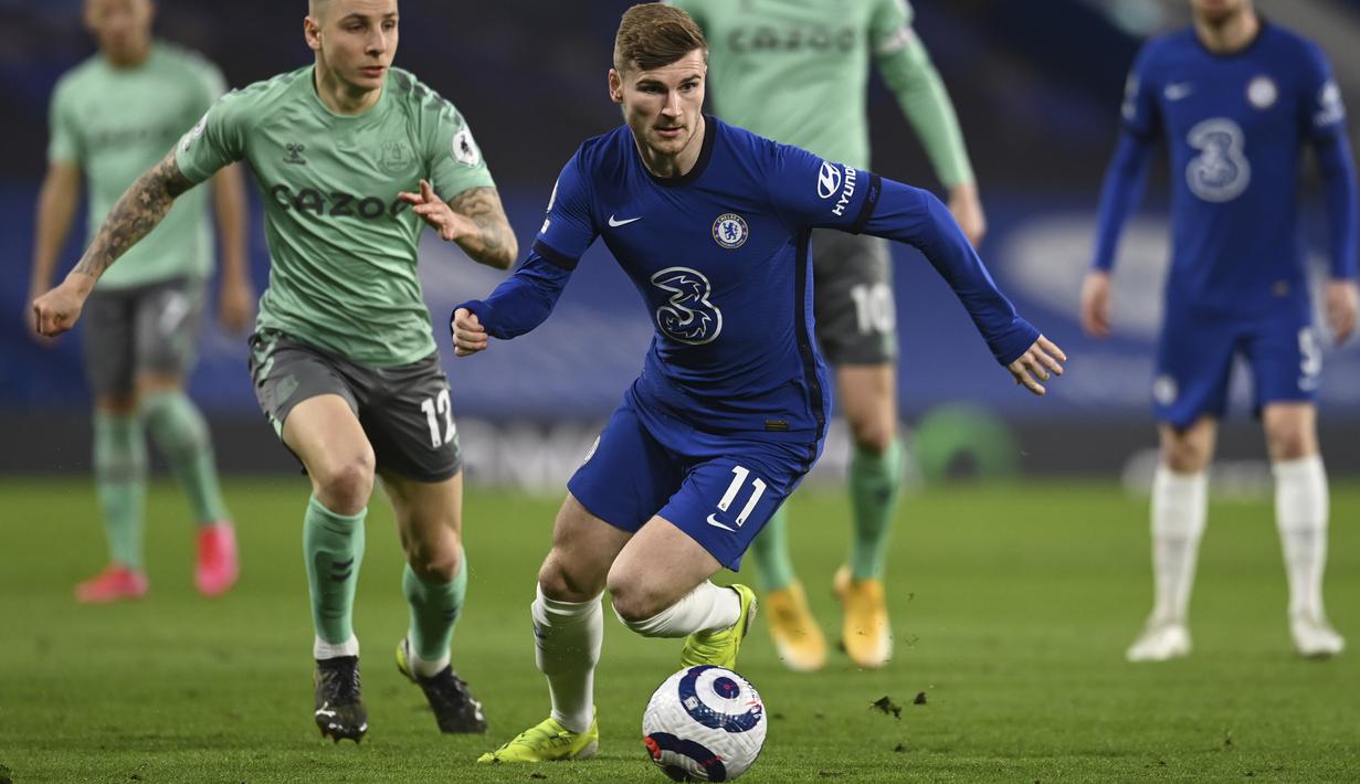 Striker Chelsea, Timo Werner, menggiring bola saat melawan Everton pada laga Liga Inggris di Stadion Stamford Bridge, Senin (8/3/2021). Chelsea menang dengan skor 2-0. (Glyn Kirk/Pool via AP)