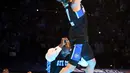 Pemain Osceola Magic, Mac McClung (atas) melompati mantan pemain NBA, Shaquille O'Neal saat kontes Slam Dunk di NBA All Star 2024 di Lucas Oil Stadium, Indianapolis, Amerika Serikat, Minggu (18/02/2024). (AFP/Getty Images/Stacy Revere)