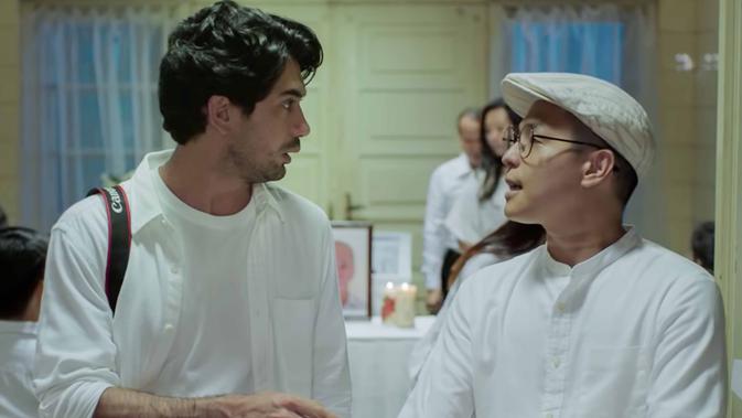 Ernest Prakasa dan Reza Rahadian dalam Imperfect. (Foto: Dok. Starvision Plus)