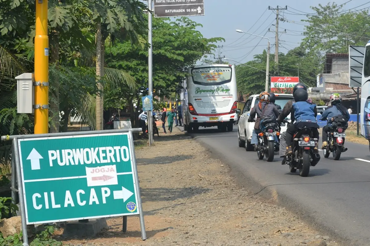 Rambu petunjuk jalur alternatif Jalan Lintas Selatan Cilacap menuju Yogyakarta. (Liputan6.com/Muhamad Ridlo)