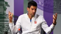 Petenis Serbia, Novak Djokovic, saat menghadiri sesi konferensi pers jelang Grand Slam Wimbledon, Minggu (26/6/2016). (EPA/Florian Eisele)