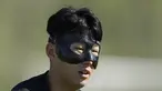 Penyerang Korea Selatan, Son Heung-min melakukan pemanasan selama sesi latihan tim di Al Egla Training Site 5 di Doha, Qatar, Rabu, 23 November 2022. Korea Selatan akan bertanding melawan Uruguay pada pertandingan perdana Grup H Piala Dunia 2022 Qatar, Kamis (24/11/2022) pukul 20.00 WIB. (AP Photo/Lee Jin-man)