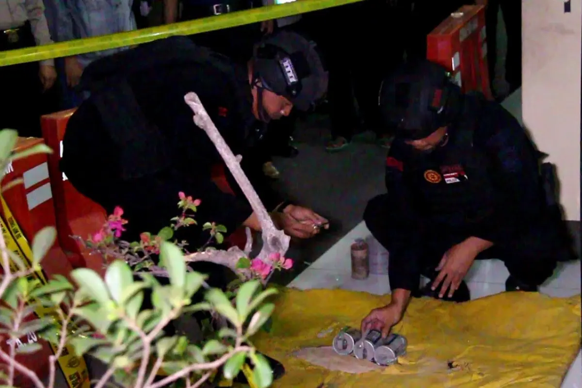 Tim Jihandak saat mengamankan benda yang diduga bom di Mapolresta Cirebon. (Liputan6.com/Panji Prayitno)