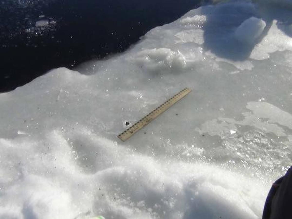 Meteor Rusia yang jatuh membentuk lubang di danau es