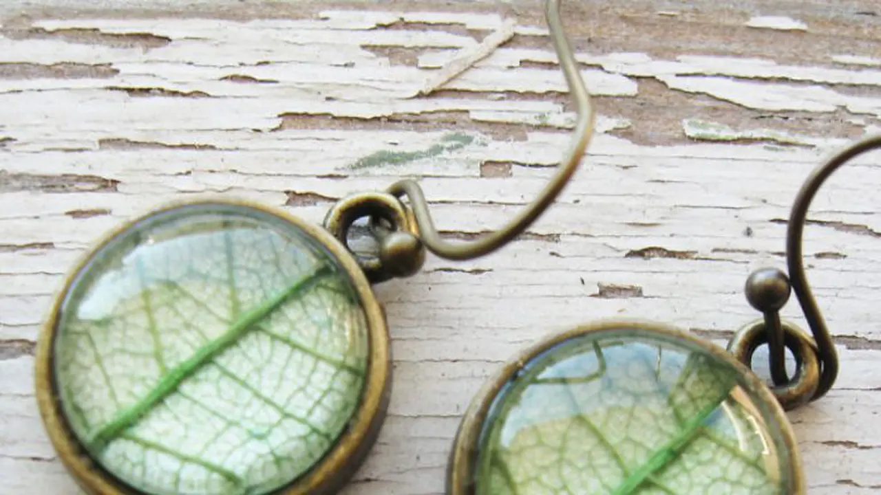 Bukan Batu Akik, Ini Indahnya 6 Kalung Batu dengan Isi Daun