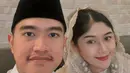Kaesang Pangarep dan Erina Gudono memilih ansambel dengan sentuhan warna hijau untuk momen Idul Adha 2024. Kaesang tampil dengan baju koko dengan bordiran hijau, sementara Erina mengenakan dress dan kerudung krem dengan sentuhan hijau.  [@erinagudono]