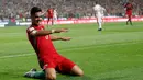 Pemain timnas Portugal, Andre Silva merayakan gol ke gawang Swiss pada laga pamungkas kualifikasi Piala Dunia 2018 zona Eropa di Stadion da Luz, Selasa (10/10). Portugal akhirnya memastikan lolos ke Piala Dunia 2018 usai menang 2-0. (AP/Armando Franca)