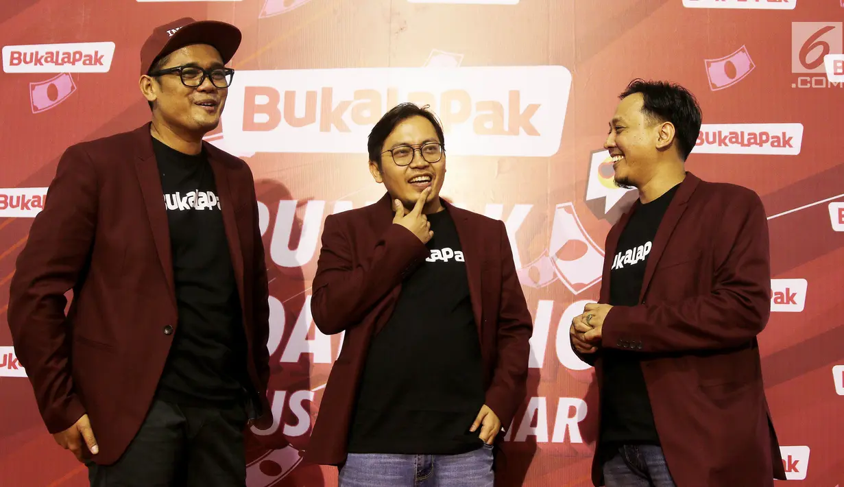 Founder & CEO Bukalapak Achmad Zaky (tengah) bersama VP of Marketing Bukalapak Bayu Syerli dan Associate VP of Brand Bukalapak, Ari K. Wibowo pada acara Badai Ratusan Miliar di STUDIO 6 EMTEK CITY, Jakarta, Kamis (26/7). (Liputan6.com/Herman Zakharia)