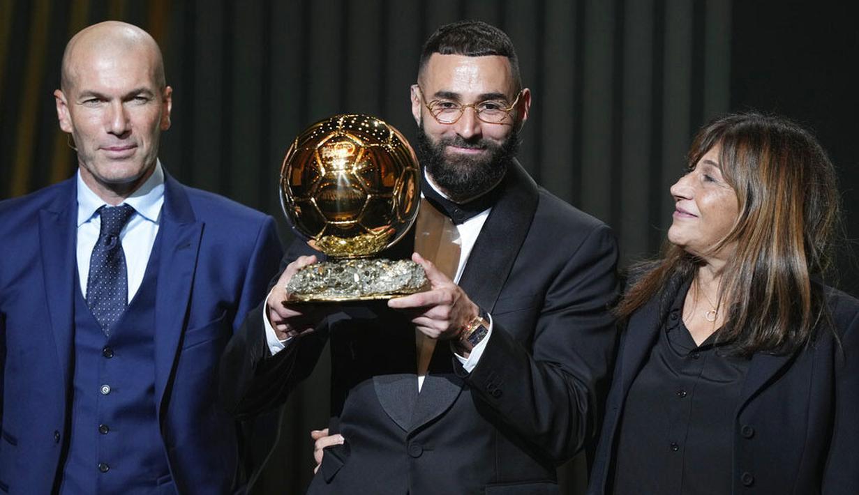 Benzema berjasa besar membawa Real Madrid berjaya di sepanjang musim 2021/2022 dengan meraih sederet gelar, mulai dari La Liga, Liga Champions, hingga Piala Super Eropa. (AP/Francois Mori)