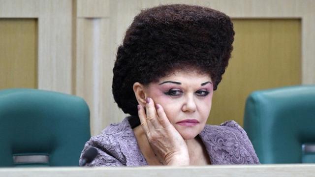 Senator Russia bergaya unik namun sangat berprestasi. © RT.com