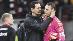 Pelatih Eintracht Frankfurt, Dino Toppmoeller, berusaha menenangkan kiper Bayern Munchen, Manuel Neuer, yang kecewa pada laga pekan ke-13 Liga Jerman 2023/2024 di Stadion Deutsche Bank Park, Sabtu (9/12/2023). Die Roten keok dengan skor telak 1-5. (Dpa via AP/Arne Dedert)