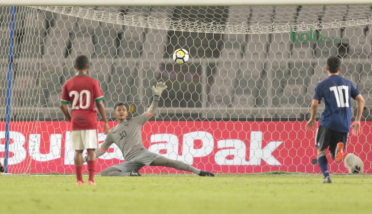 Kiper Timnas Indonesia U-19, M Aqil Savik gagal mehalau bola masuk ke gawangnya saat melawan Jepang U-19 pada laga uji coba di Stadion Utama GBK, (24/3/2018). Indonesia U-19 Kalah 1-4. (Bola.com/Nicklas Hanoatubun)